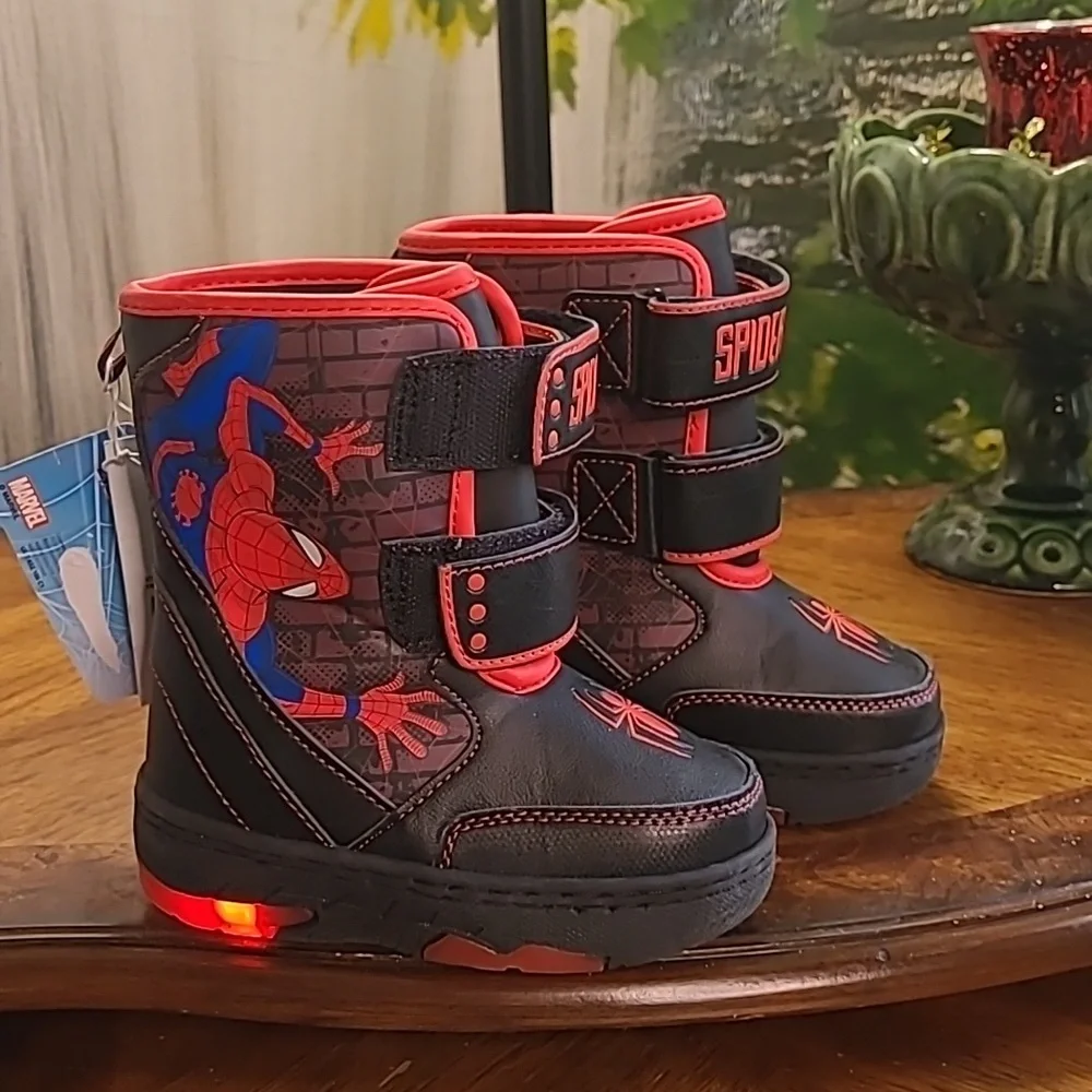 NWT! Marvel Spiderman Boys 8 Light up winter sporty snow boots black & red